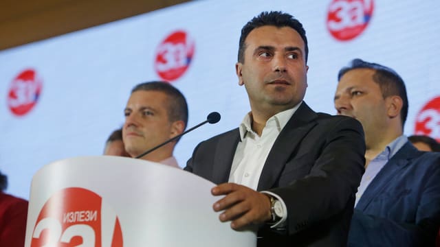 Zaev an einem Rednerpult Zaev an einem Rednerpult