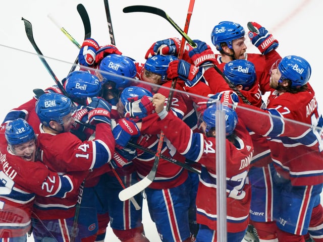 Eishockey-Spieler. Eishockey-Spieler.