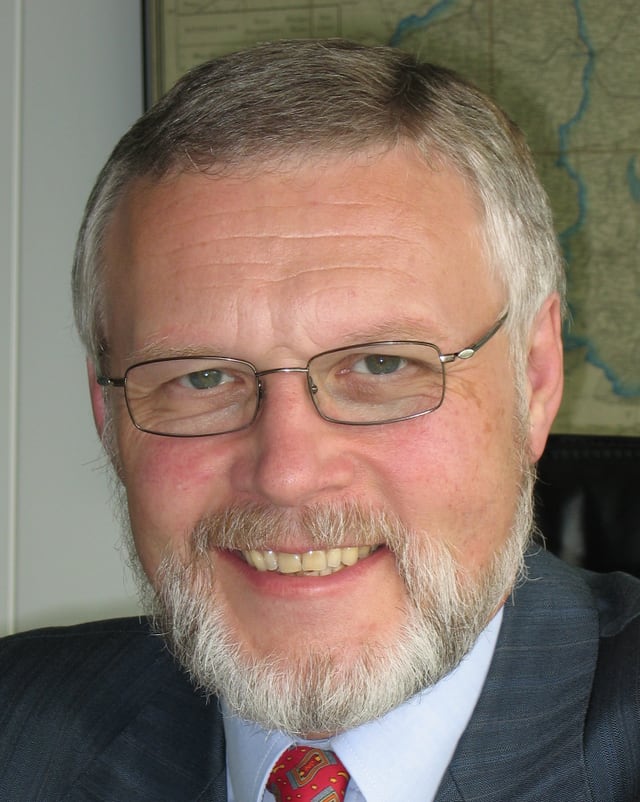 Portraitfoto von Edgar K. Theusinger. Portraitfoto von Edgar K. Theusinger.