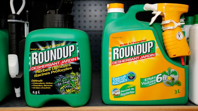 Roundup-Mittel im Regal. Roundup-Mittel im Regal.