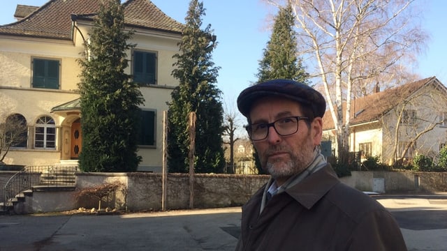 Mann mit Hut vor Villa. Mann mit Hut vor Villa.