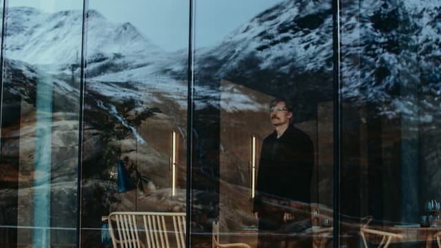 Max (Nikolaj Coster-Waldau) ist im Hotel Aurora angekommen. Max (Nikolaj Coster-Waldau) ist im Hotel Aurora angekommen.
