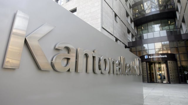 Eingang zur Kantonalbank in Aarau. Hinten Drehtüre vorne grosses Schild mit Aufschrift Kantonalbank. Eingang zur Kantonalbank in Aarau. Hinten Drehtüre vorne grosses Schild mit Aufschrift Kantonalbank.