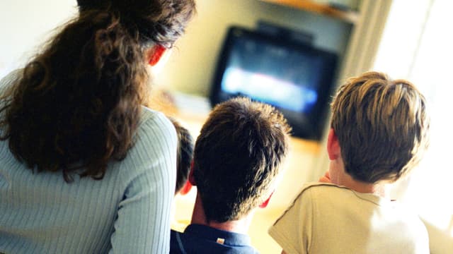 Mutter mit zwei Buben vor dem TV Mutter mit zwei Buben vor dem TV