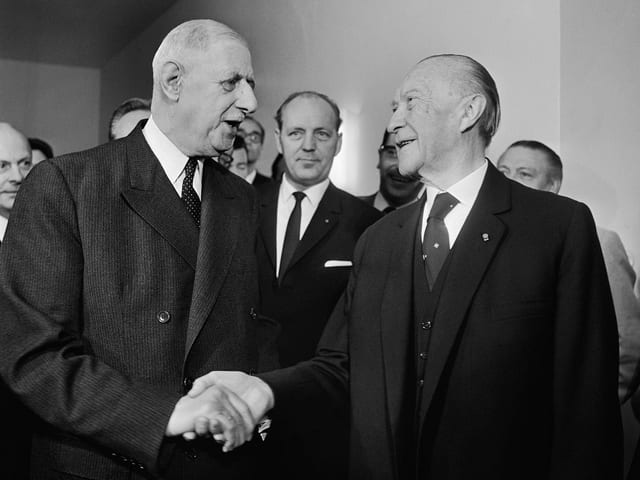 Charles de Gaulle (li.) und Konrad Adenauer im Jahr 1965. Charles de Gaulle (li.) und Konrad Adenauer im Jahr 1965.