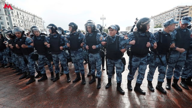 Ein Cordon von Polizisten in voller Montur. Ein Cordon von Polizisten in voller Montur.