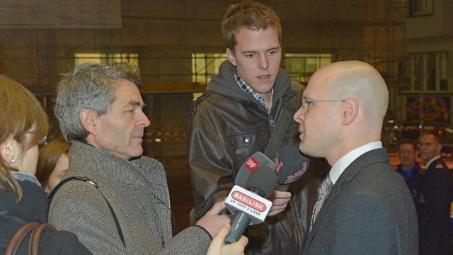 Baschi Dürr spricht ins Mikrofon von SRF Baschi Dürr spricht ins Mikrofon von SRF