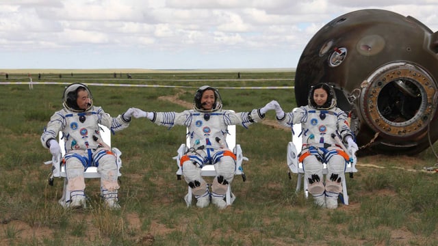 Die drei Taikonauten nach ihrer Landung in der Inneren Mongolei im Norden Chinas. Die drei Taikonauten nach ihrer Landung in der Inneren Mongolei im Norden Chinas.