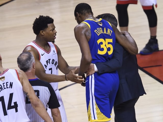 Kevin Durant humpelt vom Feld Kevin Durant humpelt vom Feld