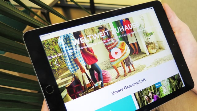 Ein Screenshot von Airbnb auf einem Ipad. Hinten ist eine Pflanze.