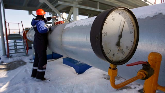 Eine Person überprüft eine Gaspipeline nahe der ukrainischen Grenze. Eine Person überprüft eine Gaspipeline nahe der ukrainischen Grenze.