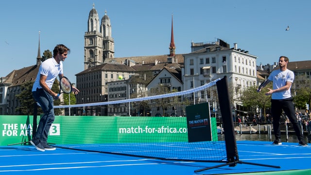 Roger Federer (links) und Andy Murray auf dem Floss in der Limmat. Roger Federer (links) und Andy Murray auf dem Floss in der Limmat.
