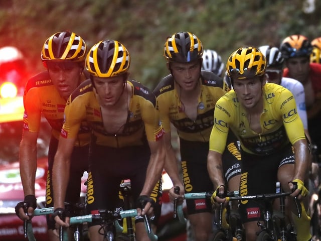 Gesamtleader Primoz Roglic umgeben von seinem Jumbo-Visma-Team. Gesamtleader Primoz Roglic umgeben von seinem Jumbo-Visma-Team.