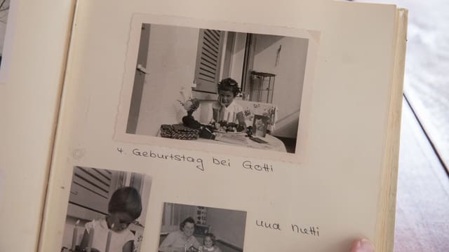 Blick in ein Fotoalbum: Unter anderem mit einer Schwarz-Weiss-Aufnahme eines Mädchens an einem Tisch. Darunter steht: "4. Geburtstag bei Gotti". Blick in ein Fotoalbum: Unter anderem mit einer Schwarz-Weiss-Aufnahme eines Mädchens an einem Tisch. Darunter steht: "4. Geburtstag bei Gotti".