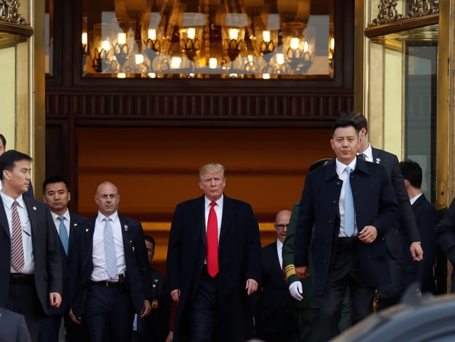Trump geht mit Sicherheitsleuten aus Türe Trump geht mit Sicherheitsleuten aus Türe