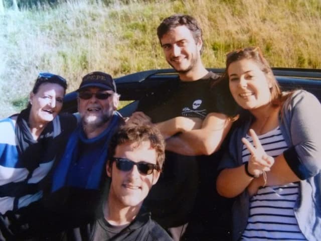 Carmen Castro mit ihrem Gatten Noldi Maissen und ihren drei Kindern, alle erwachsen, lachend, zwei Söhne, eine Tochter. r. Carmen Castro mit ihrem Gatten Noldi Maissen und ihren drei Kindern, alle erwachsen, lachend, zwei Söhne, eine Tochter. r.