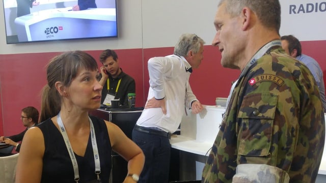 Frau und Mann unterhalten sich. Frau und Mann unterhalten sich.