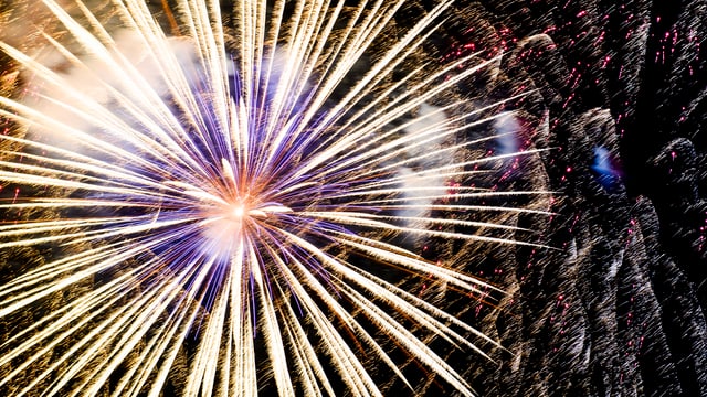 Explodierendes Feuerwerk am Himmel. Explodierendes Feuerwerk am Himmel.