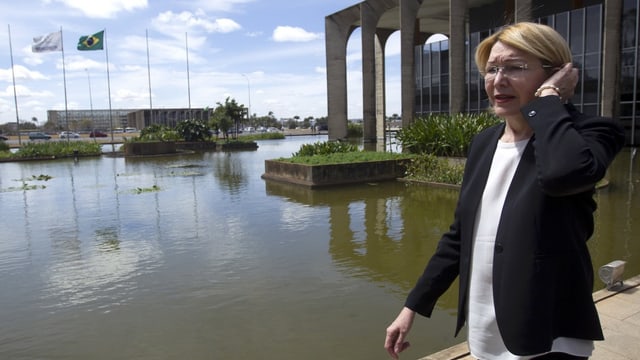 Luisa Ortega vor dem Parlamentsgebäude in Brasilia. Luisa Ortega vor dem Parlamentsgebäude in Brasilia.