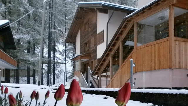 Schnee liegt auf den Dächern und Strassen von Oberwald/VS Schnee liegt auf den Dächern und Strassen von Oberwald/VS