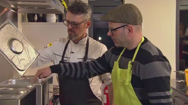 Zwei Köche arbeiten mit Sous-vide-Garer. Zwei Köche arbeiten mit Sous-vide-Garer.