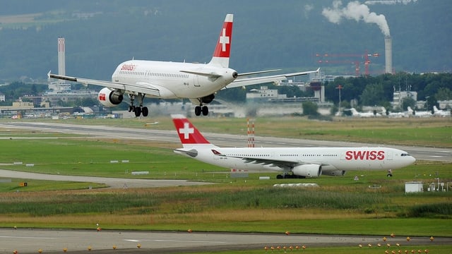 Zwei Swiss-Flugzeuge auf dem Flughafen Zürich-Kloten Zwei Swiss-Flugzeuge auf dem Flughafen Zürich-Kloten