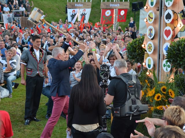 Röbi Koller mit erhobenem Hammer.