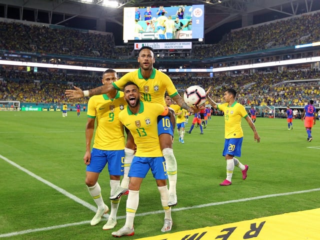 Der Brasilianer Neymar jubelt mit seinen Kollegen aus der Nationalmannschaft. Der Brasilianer Neymar jubelt mit seinen Kollegen aus der Nationalmannschaft.
