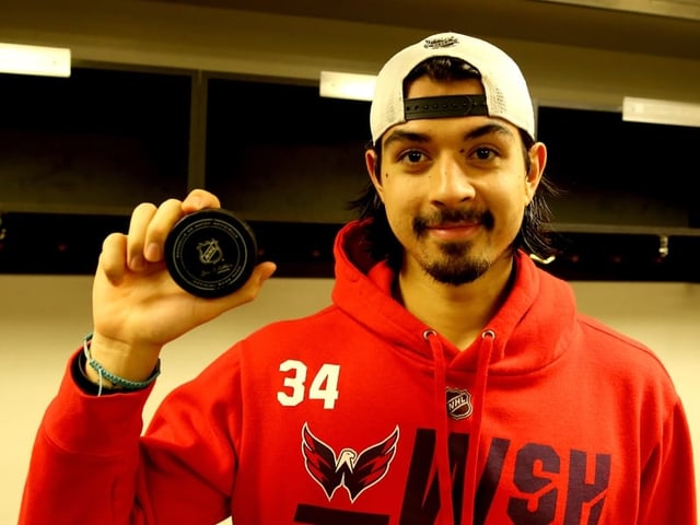 Jonas Siegenthaler präsentiert stolz den Puck seines 1. NHL-Assists. Jonas Siegenthaler präsentiert stolz den Puck seines 1. NHL-Assists.