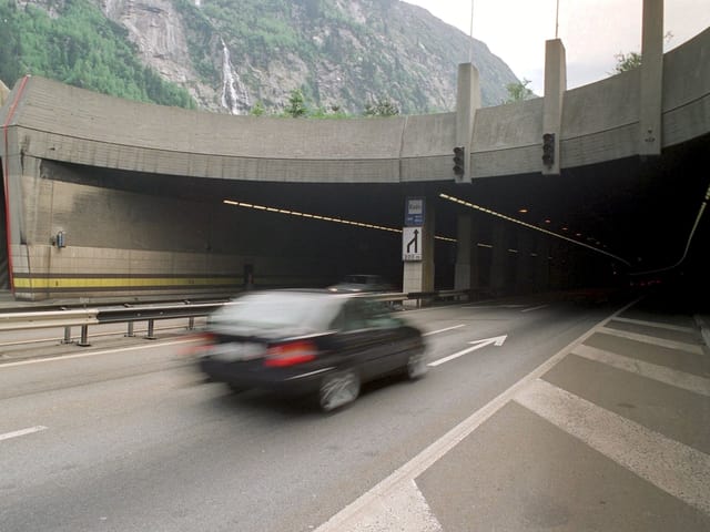 Portal nord dal tunnel stradal al Gottard Portal nord dal tunnel stradal al Gottard