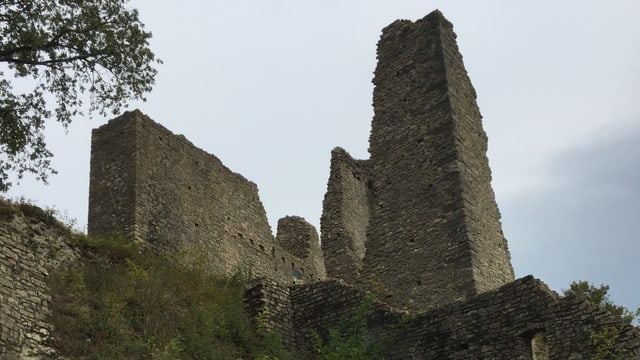 Ruine mit Mauer des Wohnturms Ruine mit Mauer des Wohnturms