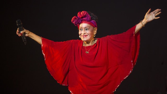 Omara Portuondo lässt sich auf der Bühne feiern. Omara Portuondo lässt sich auf der Bühne feiern.