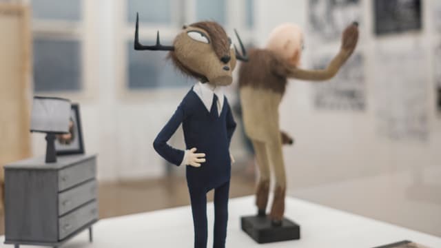 Zwei Trickfilm-Puppen und Möbelstücke in einer Vitrine Zwei Trickfilm-Puppen und Möbelstücke in einer Vitrine