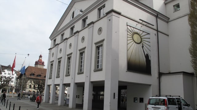 Ein Gebäude mit Säulen. Ein Gebäude mit Säulen.