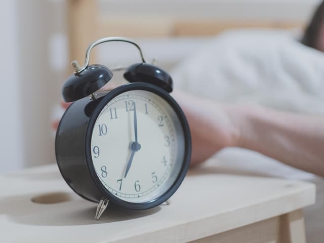 Wecker auf dem Nachttisch Wecker auf dem Nachttisch