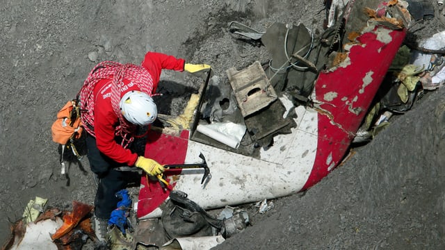 Retter beim Wrack Retter beim Wrack