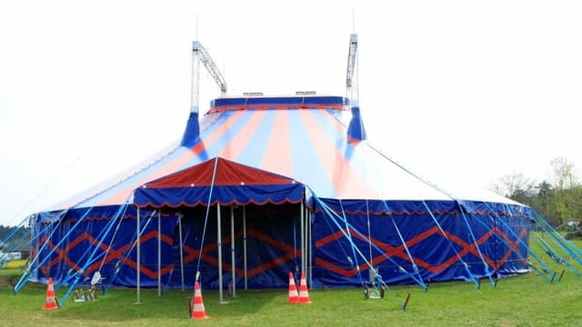 Das Zirkuszelt des Arabas auf dem Platz in Zufikon. Das Zirkuszelt des Arabas auf dem Platz in Zufikon.