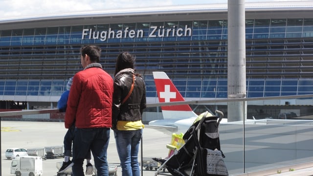 Junge Familie schaut über die Brüstung einer Terrasse. Junge Familie schaut über die Brüstung einer Terrasse.