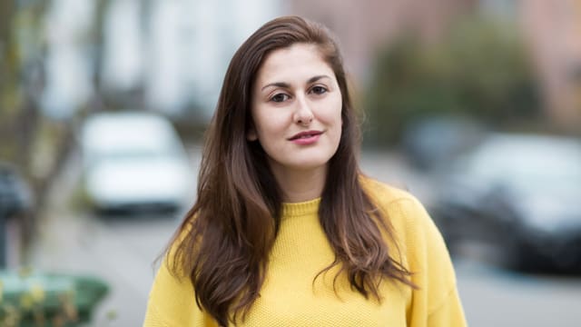 Porträt einer jungen Frau mit gelbem Pulli und Nasenpiercing. Porträt einer jungen Frau mit gelbem Pulli und Nasenpiercing.