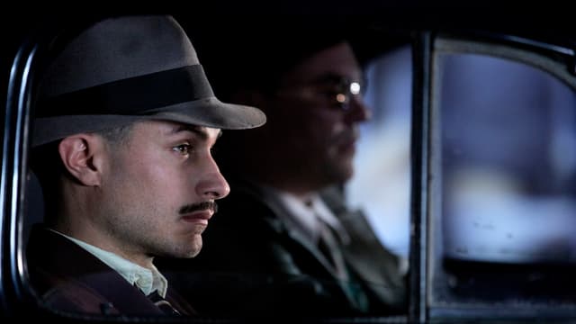 Mann mit Hut im Auto Mann mit Hut im Auto
