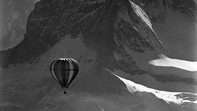 Heissluftballon in den Bergen Heissluftballon in den Bergen
