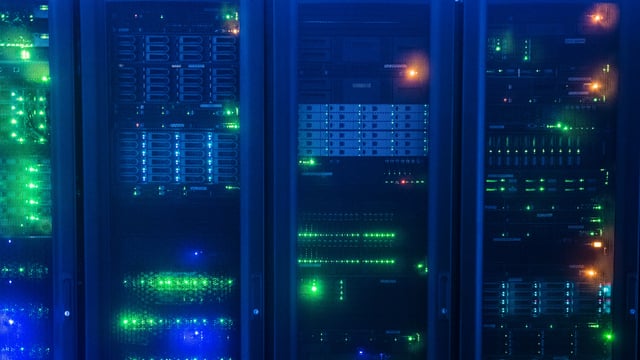 verschiedene Server in blauem Licht verschiedene Server in blauem Licht