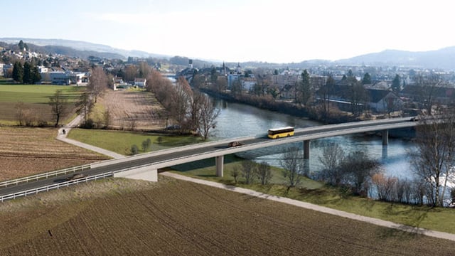 Ein Postauto fährt über eine Brücke. Ein Postauto fährt über eine Brücke.