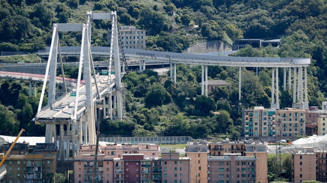 Die eingestürzte Autobahnbrücke aus der Ferne. Die eingestürzte Autobahnbrücke aus der Ferne.