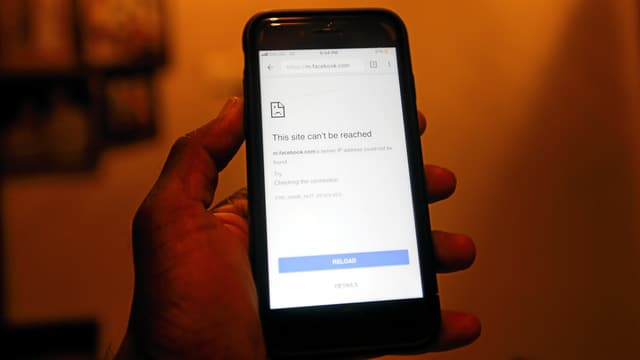 Smartphone mit dem Facebook-Screen und der Meldung, dass die Seite derzeit nicht erreichbar ist. Smartphone mit dem Facebook-Screen und der Meldung, dass die Seite derzeit nicht erreichbar ist.