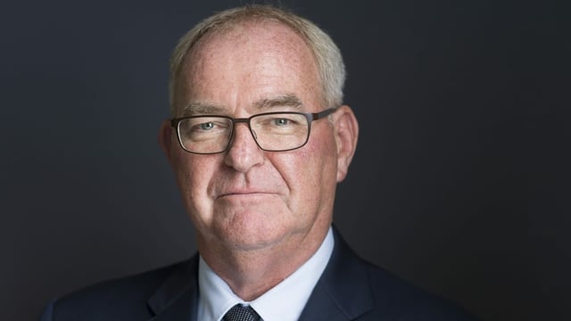 Foto Mann mit Anzug und Brille Foto Mann mit Anzug und Brille