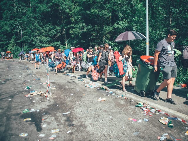 Besucher in Warteschlange