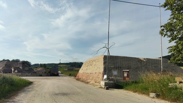 Grosser Sandhügel an einer Strasse. Grosser Sandhügel an einer Strasse.