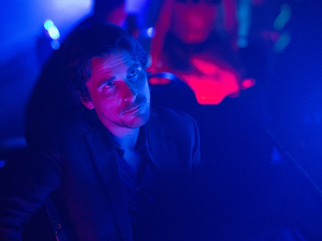 Bale im blau-roten Licht eines Nachtclubs. Bale im blau-roten Licht eines Nachtclubs.