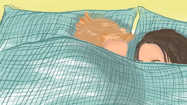 Ein Mann und eine Frau liegen in einem Bett. Ein Mann und eine Frau liegen in einem Bett.